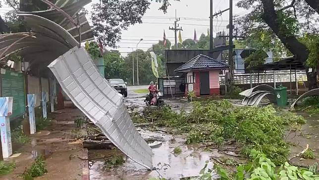 พายุงวงช้าง ถล่มขลุง ต้นไม้ เสาไฟฟ้า โค่น สวนทุเรียนระเนระนาด ต้นกระบกอายุ 200 ปี โค่น | MATICHON ONLINE | LINE TODAY