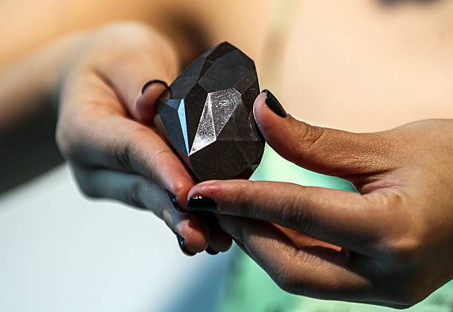 這顆通體黑得發亮的鑽石，就是預計於半個月後的蘇富比拍賣會中登場的黑鑽石「謎」。 歐新社 / 達志影像