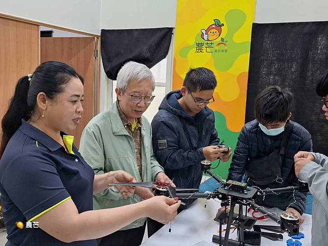 遠東科技大學飛機修復系老師張偉國帶著學生，指導農民如何拆裝植保機。（記者張淑娟攝）