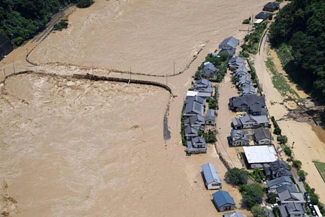 日本九州熊本縣老人養護中心遭到濁流肆虐，共計14人死亡。（翻攝自西日本新聞）