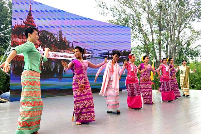 作者提到，緬甸的節慶格外熱鬧，市集上到處都是各種迷人的活動。示意圖。（新華社）