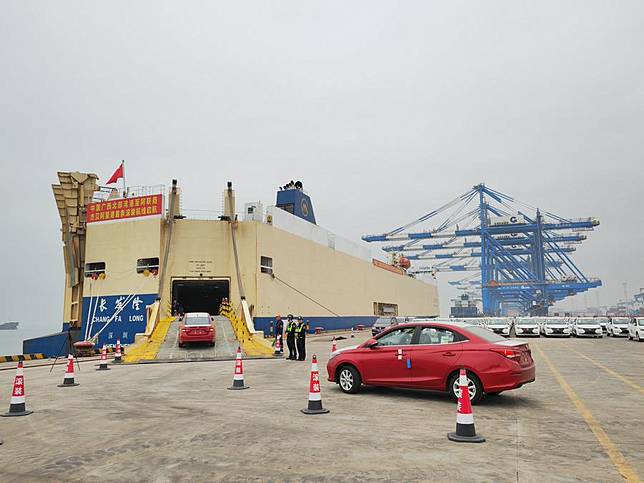 A vehicle drives onto the Chinese &ldquo;ro-ro&rdquo; ship &ldquo;Chang Fa Long&rdquo; at Qinzhou Port in Qinzhou, south China's Guangxi Zhuang Autonomous Region, April 7, 2025. (Xinhua/Zhu Lili)