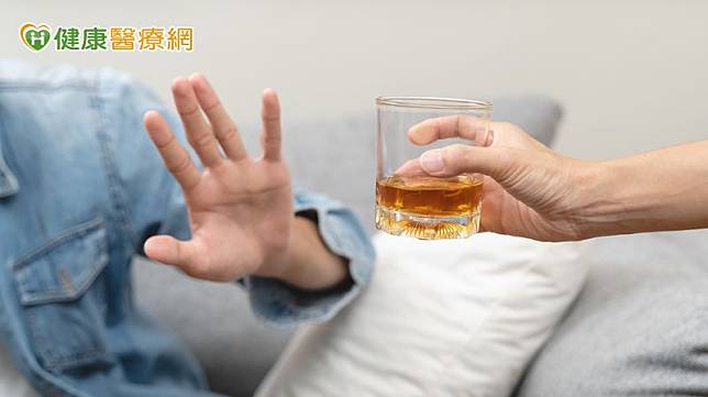 正在使用前述類別藥品的民眾，應儘量避免飲酒，也不要因為擔心藥與酒交互作用風險而自行停藥或減藥。