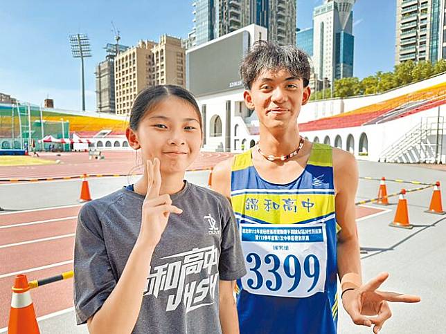 錦和高中國中部三年級學生何依橙（左）與林家恩（右），上周在台南全國中等學校田徑錦標賽分別奪得2000公尺障礙和110公尺跨欄金牌。（黃邱倫攝）