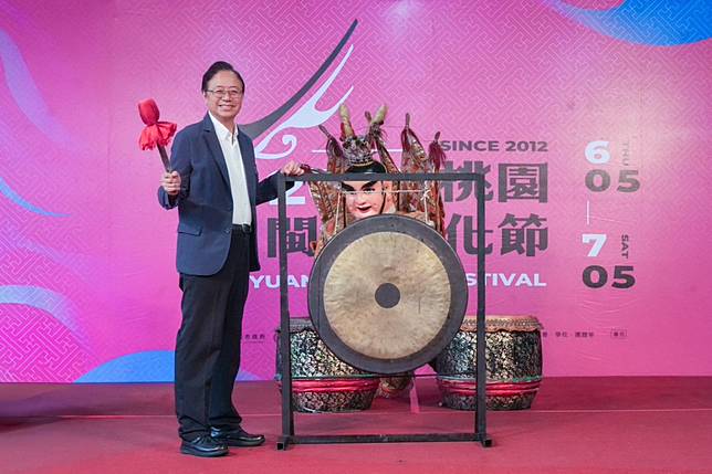 張善政市長出席「2025 桃園閩南文化節」記者會，親自敲鑼啟動，為五大主題活動揭開序幕。（圖：桃園市政府新聞處提供）