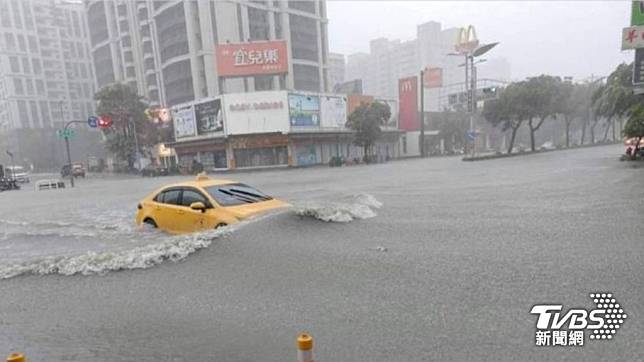 颱風帶來強降雨，各縣市可能面臨積水情形。(圖片來源 / TVBS)