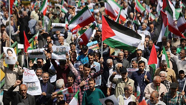 伊朗中部城市伊斯法罕遭到攻擊後，大批伊朗民眾聚集在德黑蘭街頭舉行反以色列示威。路透社