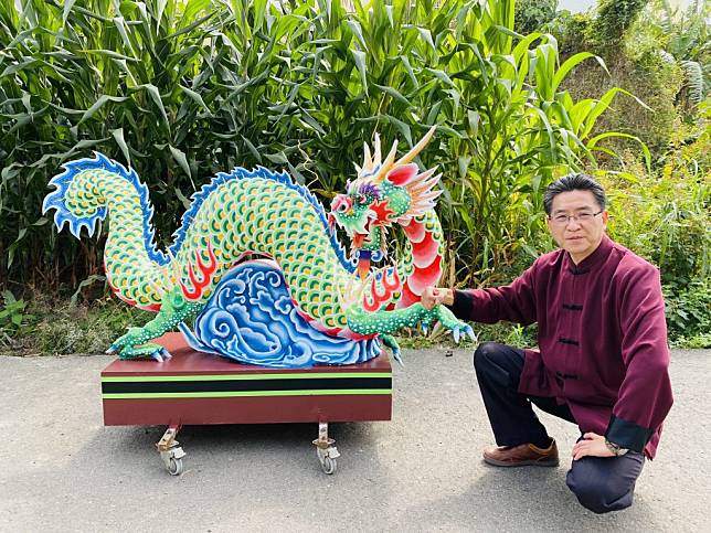吳文進今年起為玉皇宮製作的“神龍”系列之一，要連做9隻。（記者陳俊文攝）