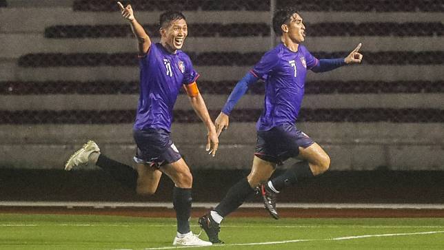 台灣男足與菲律賓交戰雨中奪勝，球員欣喜若狂。中華足協提供