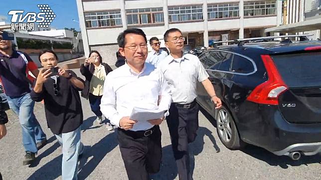 花蓮縣民政處長明良臻等共11人被帶回問訊。（圖／TVBS）