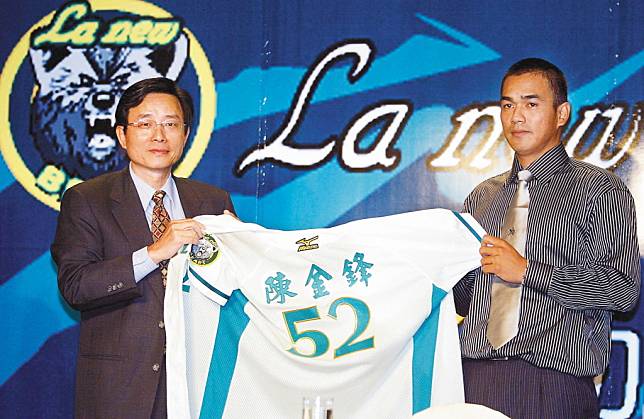 陳金鋒2006年返台發展，和樂天桃猿隊前身La New熊隊簽下六年保障約，前三年3000萬、後三年3003萬元，至今仍是中職史上最豐厚的長約。