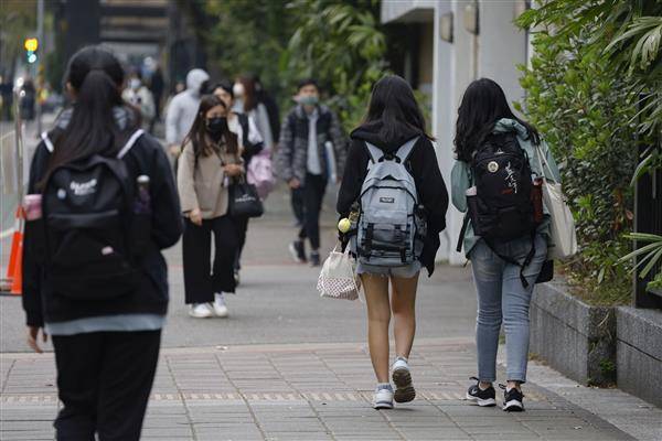 國高中有許多代理教師，其中台北市的待遇算比較好的，也讓學生能夠享受到比較好的教育。圖為北市學生。廖瑞祥攝