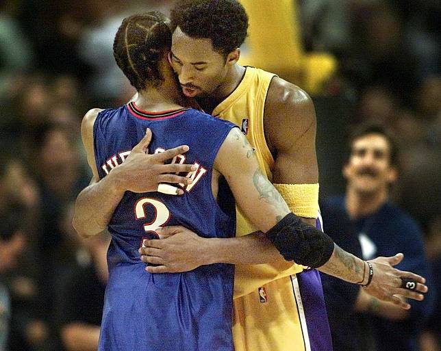 布萊恩(右)2000年在賽場上擁抱艾佛森。 路透