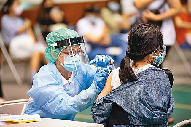 陳建仁對台灣疫苗接種量能很有信心，估計1天可以施打約30萬劑，圖為民眾在嘉義市疫苗快打站接種疫苗。（嘉義市政府提供）