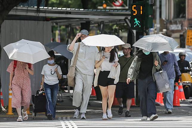 今天是24節氣的小暑，周四颱風還沒來之前，降雨比較少，以高溫炎熱為主，各地可以來到32度以上。聯合報系資料照