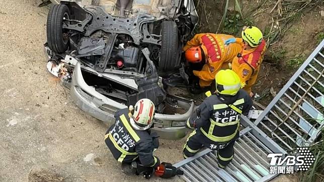 轎車翻下橋，車上兩人受困。（圖／TVBS)