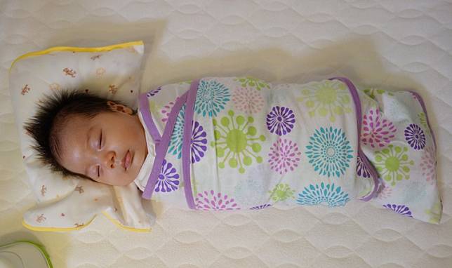 包巾、揹巾使用不當　小心造成嬰幼兒髖關節發育不良