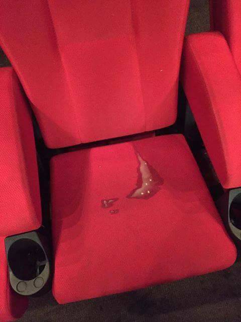 情侶進電影院看格雷　竟在座椅留下不明液體