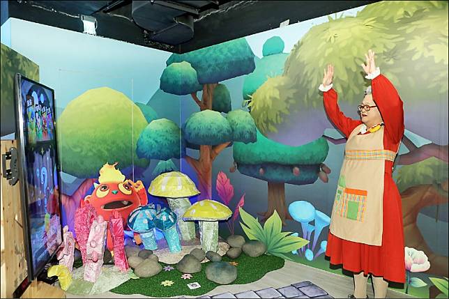 「水果奶奶」趙自強親自體驗妖果小學體感遊戲機台，玩得相當開心。(公視提供)