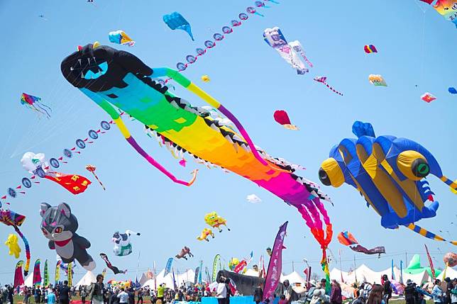 This photo taken on April 20, 2024 shows kites flying in the sky at the 41st Weifang International Kite Festival in Weifang, east China's Shandong Province. (Xinhua/Xu Suhui)
