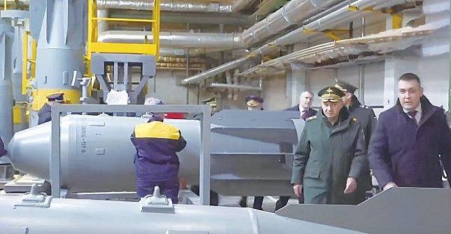 俄羅斯國防部長紹伊古到兵工廠進行視察，後方工人在組裝的炸彈就是 FAB-3000 型炸彈。 圖：擷取自 何天恩 微博帳號