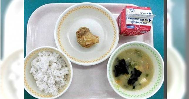 日小學營養午餐主菜「一塊唐揚雞」　一票人搖頭：太寒酸　