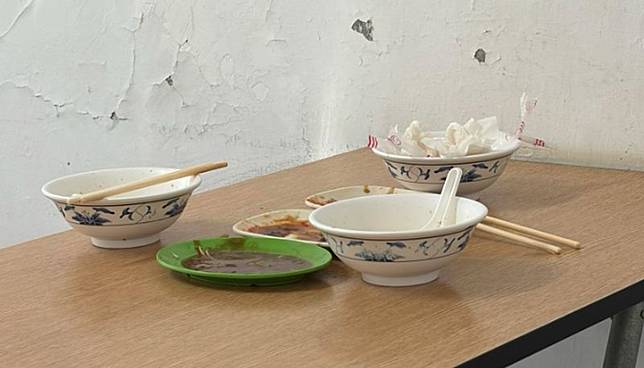 許多民眾出門用餐後習慣將桌面稍作整理，但把用過的衛生紙丟進空碗盤的舉動，經常在網路上引發禮貌與否的爭論。（翻攝自threads/chungpoan）