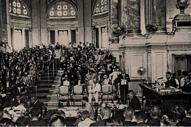 การประชุมสภายุคแรกๆ ที่พระที่นั่งอนันตสมาคม (ภาพจากรัฐสภาสาร ปีที่ 17 ฉบับที่ 5 เมษายน 2512)
