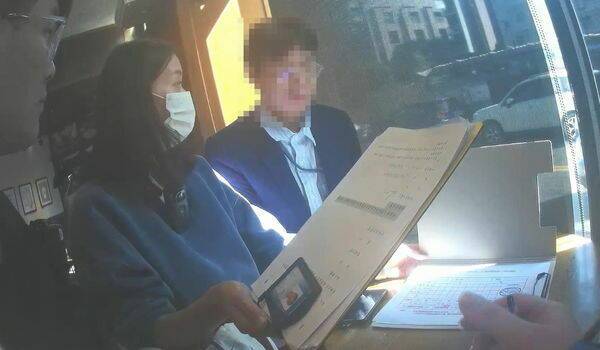 許振文(右)被女警逮捕，一臉茫然。(記者顏宏駿翻攝)