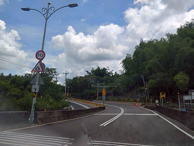 台南市道182線龍崎牛埔段常有車友在此壓車追焦，以致車禍頻傳，警方除加強取締也透過區間測速遏阻。本報資料照