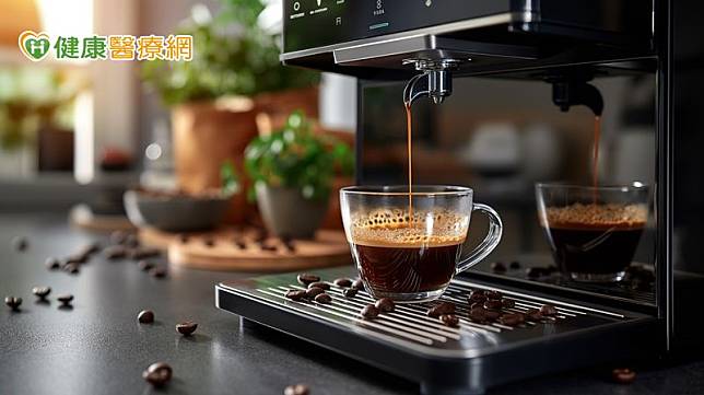咖啡因能幫助血管收縮，使血壓突然升高，對於低血壓患者，可以適當喝茶、咖啡，將血壓稍微拉高。