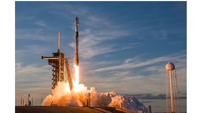 SpaceX的獵鷹9號火箭7日自佛州發射後，安然降落發射平台。取自X平台@SpaceX