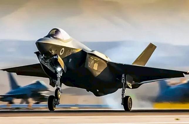  美軍 F-35 戰機的駕駛艙罩是由加州 GKN Aerospace 工廠所生產。(示意圖) 圖：擷取自《騰訊網》(資料照) 