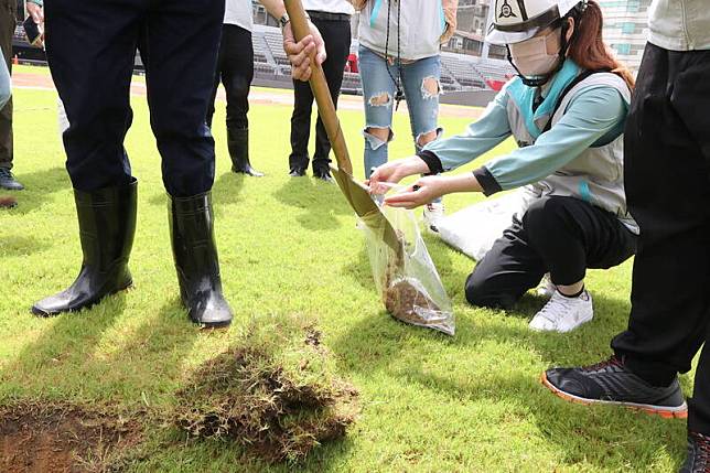 新竹市長高虹安今天稱開挖棒球場，市議會民進黨團批：高虹安又在政治操作及轉移施政民調低落焦點。圖為市府提供的開挖照片。(市府提供)