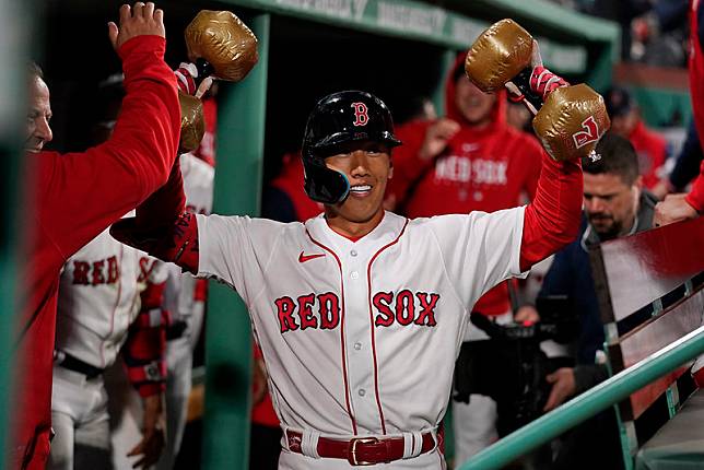 吉田正尚敲出生涯MLB首轟後接受隊友祝賀。（達志影像）