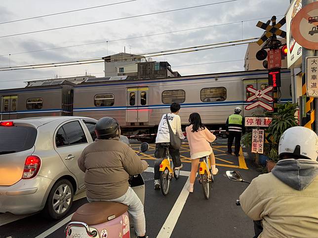 台南市吳姓男子開車行經平交道，眼見遮斷器開始放下，仍闖平交道而肇事；台南市交通局將他裁罰74500元外，還要吊銷駕駛執照且終身不得考取。示意圖，記者袁志豪／攝影