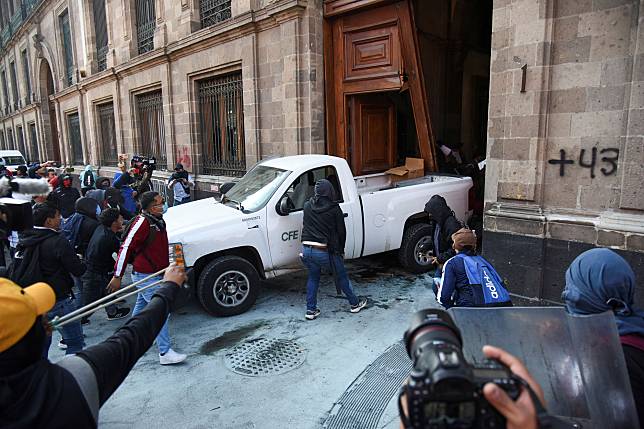 抗議民眾開皮卡車撞進墨西哥總統府，抗議10年前一起43名學生集體失蹤事件。（路透社）