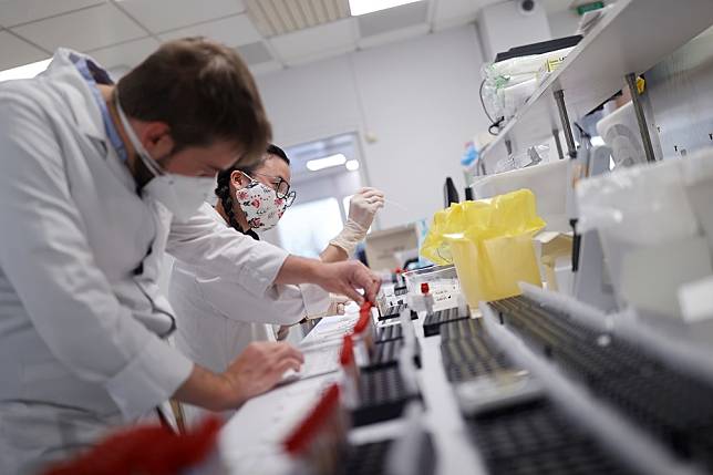 法國病毒學家認為新冠病毒源自武漢的實驗室。圖為一處法國實驗室正在進行篩檢工作。（湯森路透）