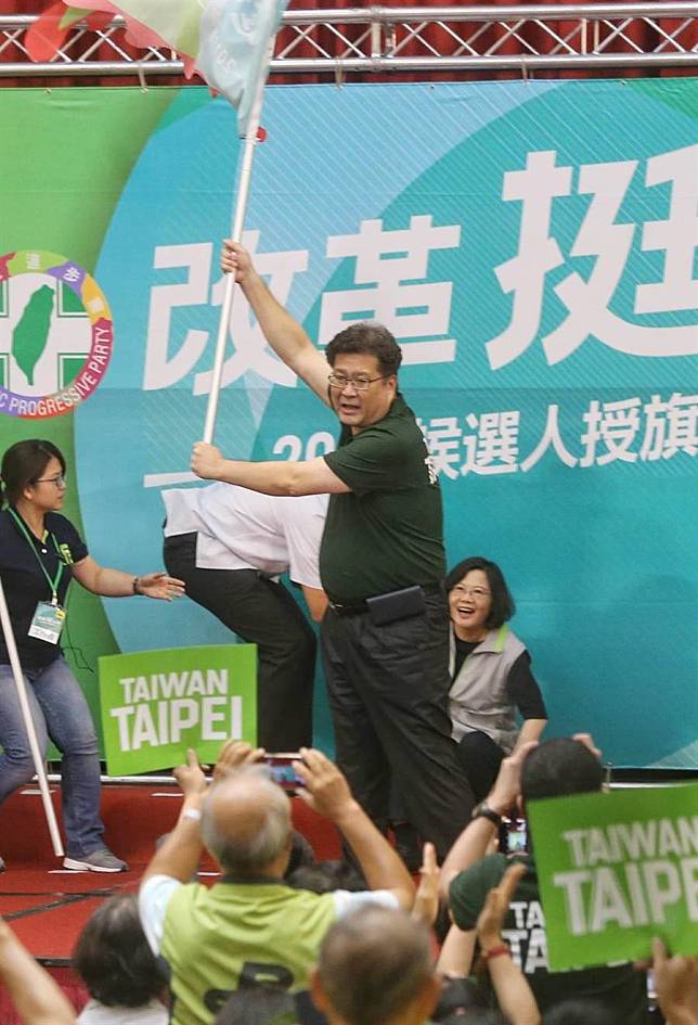 蔡英文總統今日晚間出席民進黨「改革挺台灣 2018候選人授旗誓師大會－首都場 」活動，在授旗給市議員參選人時，一個沒注意跌坐在地上。（趙雙傑攝）