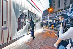 ■本月十三日，大批激進示威者到處破壞，警方拘捕多人。
