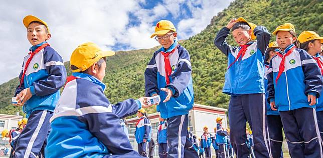 Students line up to get milk at the Central Primary School in Nyangpo Township of Gongbo'Gyamda County, Nyingchi, southwest China's Xizang Autonomous Region, Sept. 4, 2024. (Xinhua/Tenzin Nyida)