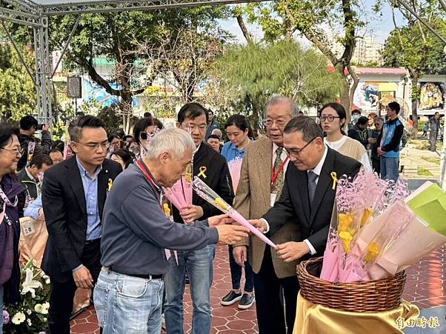 新北市長侯友宜(右邊黑色西裝外套)逐一遞送鮮花給家屬追思。(記者羅國嘉攝)