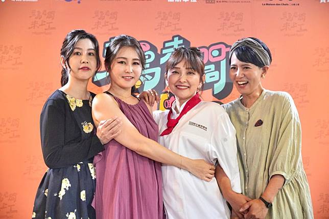 解散逾20年的女團Sunday Girls 7日在台北驚喜合體，成員麻衣（左2）、千佳（右）、朋子（左）為愛紗（右2）節目驚喜現身，勾起回憶殺。（火種娛樂提供，中央社）