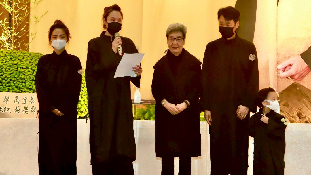 石英告別式今舉行「遺孀哭到脫力」　兒子哽咽：對不起讓您失望了 | 太報 | LINE TODAY