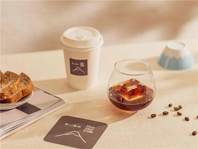 富士の湧水ｘFika Fika Cafe推出聯名咖啡「富士山泉冰釀咖啡」，外帶即贈富士山貼紙。（圖片來源：Fika Fika Cafe提供）