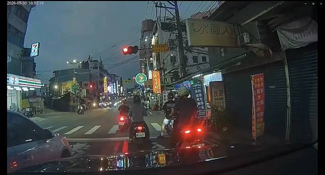 兵嫌闖紅燈落跑。翻攝畫面