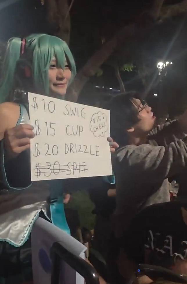 美國加州動漫場出現獵奇攤位，一名Coser兜售現泡的腳汁，吸引大批男粉絲排隊購買。圖／翻攝自X @Oniyaki