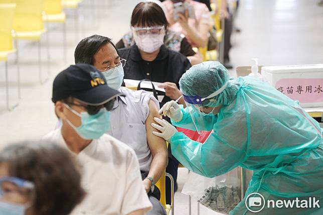 陳秀熙指出，中國近期受到亞變種病毒的侵襲，若要預防大流行，則要施打雙價疫苗。(疫苗施打示意圖)   圖：張良一/攝（資料照片）