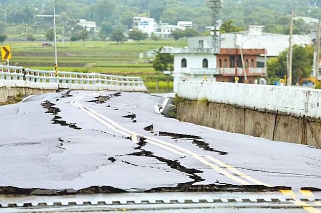 台東6.8強震，位於花蓮的高寮大橋受創嚴重，柏油路面滿目瘡痍，檢方已蒐證調查有無人禍。（杜宜諳攝）
