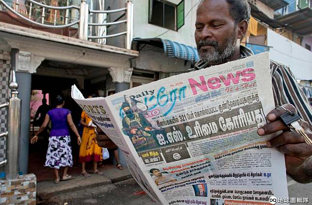 24號這天，一名男子正在看報紙，頭版全是恐怖組織伊斯蘭國出面宣稱犯下斯里蘭卡連環爆炸案的新聞。 美聯社/達志影像